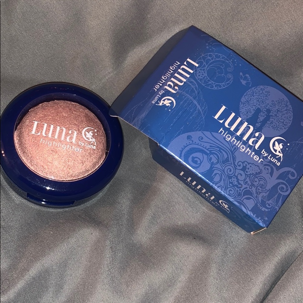Luna highlighter in the shade elactra